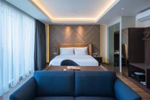Postel nebo postele na pokoji v ubytování Luminor Hotel Jakarta Kota By WH