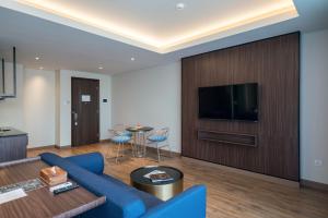 TV a/nebo společenská místnost v ubytování Luminor Hotel Jakarta Kota By WH