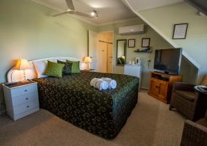 מיטה או מיטות בחדר ב-Ainslie Manor Bed and Breakfast