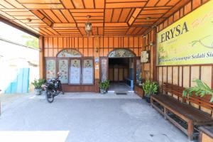 Hotel Erysa Juanda في Sedati: مبنى به دراجة نارية متوقفة أمامه