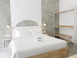 Uma cama ou camas num quarto em HOOD Hostel