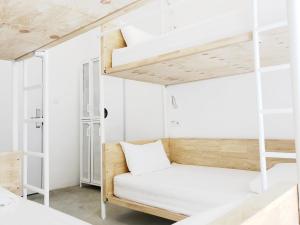 Uma cama ou camas num quarto em HOOD Hostel