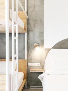 Uma cama ou camas num quarto em HOOD Hostel