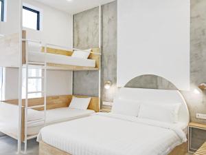 um quarto com dois beliches e uma escrivaninha em HOOD Hostel em Yangon