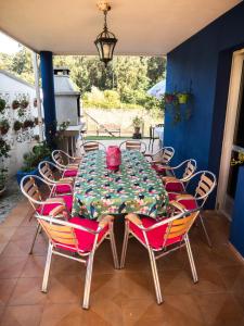 comedor con mesa y sillas en Casa Azul Beluso, en Bueu