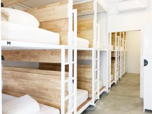 Uma ou mais camas em beliche num quarto em HOOD Hostel