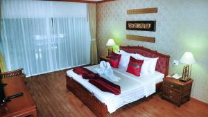 Postel nebo postele na pokoji v ubytování Aiyaree Place Hotel SHA PLUS
