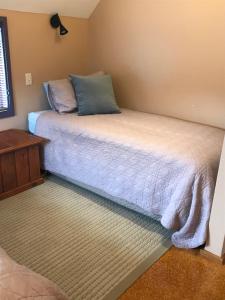 Ένα ή περισσότερα κρεβάτια σε δωμάτιο στο Karori Cottage +2 φωτογραφίες