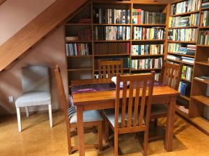 Η βιβλιοθήκη της βίλας