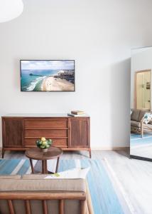 TV a/nebo společenská místnost v ubytování Mid-Mod Retro Private Studio & Pool
