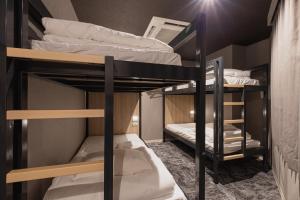a bunk bed room with two bunk beds at Mash Cafe & Bed NAGANO in Nagano