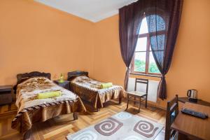 Un pat sau paturi într-o cameră la Hotel Kakhaberi