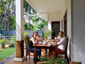 un hombre y una mujer sentados en una mesa en Perfect Hideout en Dambulla