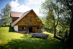 an image of a barn with a yard at Roatmoaralm Almhütte in Rachau