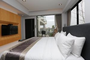 台南同栈的卧室里有一张大床，配有白色枕头 更多41张照片