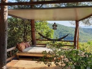 - un lit sur une terrasse couverte avec vue sur les montagnes dans l'établissement MDQ - Azienda Agricola, à Castiglione dʼOrcia