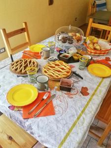 una mesa con platos amarillos y gofres en ella en Sonnellino in Maremma en Massa Marittima