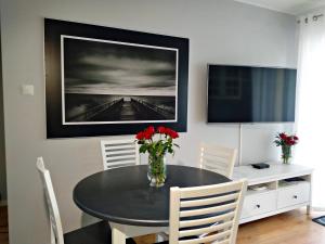 Televízia a/alebo spoločenská miestnosť v ubytovaní Apartament Rodzinny 200M do morza Kołobrzeg