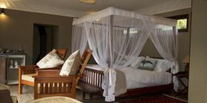 Giường trong phòng chung tại Inzalo Safari Lodge