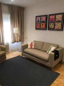 un soggiorno con divano e tappeto di Residenza Matteotti a Siracusa