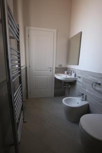 シラクーサにあるCasa Vacanza - Sun of Ortigiaのバスルーム(白いトイレ、シンク付)