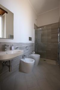 シラクーサにあるCasa Vacanza - Sun of Ortigiaのバスルーム(洗面台、トイレ、シャワー付)