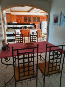 cocina con mesa y sillas en una habitación en La Colline de Chott Meriem appartements, en Sousse