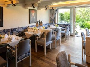 una sala da pranzo con tavoli e sedie in un ristorante di Hotel Burgblick a Badenweiler
