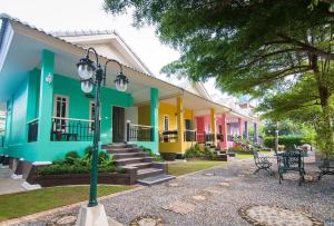 尖竹汶Tum Baan Suan ตุ่มบ้านสวน的一排色彩缤纷的房屋,有街灯