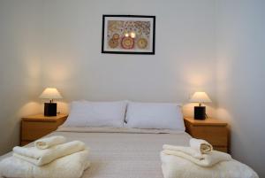 a bedroom with a bed with towels on it at Mar Menor Lo Pagan Apartment in San Pedro del Pinatar