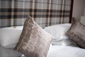 מיטה או מיטות בחדר ב-Carrbridge Hotel