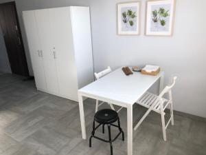 una mesa blanca y 2 sillas en una habitación en APARTAMENT KILIŃSKIEGO 9 en Świdnica