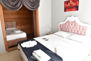 Кровать или кровати в номере Royal Palace Hotel