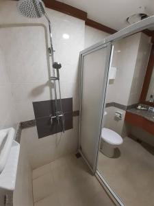Bilik mandi di Sara Hotel
