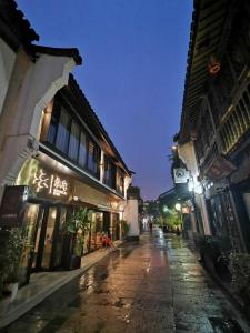 una strada vuota in un centro storico di notte di Hofang Guest House a Hangzhou