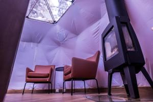 Posezení v ubytování GLØD Aurora Canvas Dome
