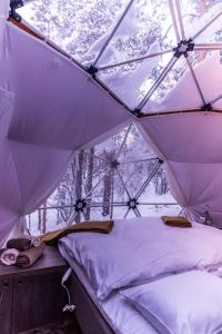 Postel nebo postele na pokoji v ubytování GLØD Aurora Canvas Dome