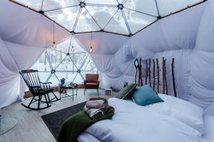 Postel nebo postele na pokoji v ubytování GLØD Aurora Canvas Dome