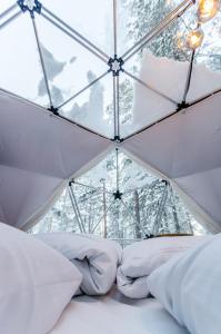 Postel nebo postele na pokoji v ubytování GLØD Aurora Canvas Dome