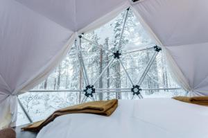 Postel nebo postele na pokoji v ubytování GLØD Aurora Canvas Dome