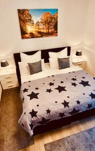 Un dormitorio con una cama con estrellas. en Apartament Comfort Primaverii en Rîşnov