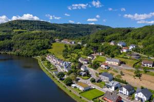 une vue aérienne sur une petite ville à côté d'une rivière dans l'établissement Gite rural a Bivels, à Bivels
