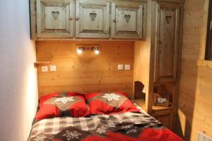 a room with a bed in a wooden cabin at Chalet des pistes in Megève