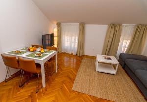 TV a/nebo společenská místnost v ubytování House Catania