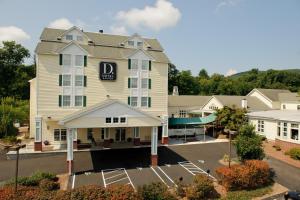 una vista aérea de la posada drds en D. Hotel Suites & Spa, en Holyoke