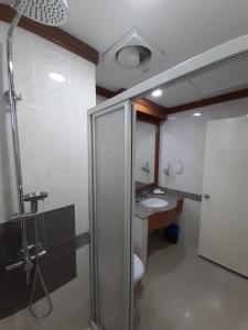 Koupelna v ubytování Sara Hotel + 28 fotografií