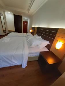 Katil atau katil-katil dalam bilik di Sara Hotel