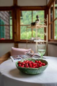 un tazón de tomates en una mesa con un vaso en B&B Haus Hemetzberger, en Hallstatt
