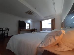 Katil atau katil-katil dalam bilik di Sara Hotel