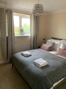 Tempat tidur dalam kamar di Thorn House a beautiful large house in Witney